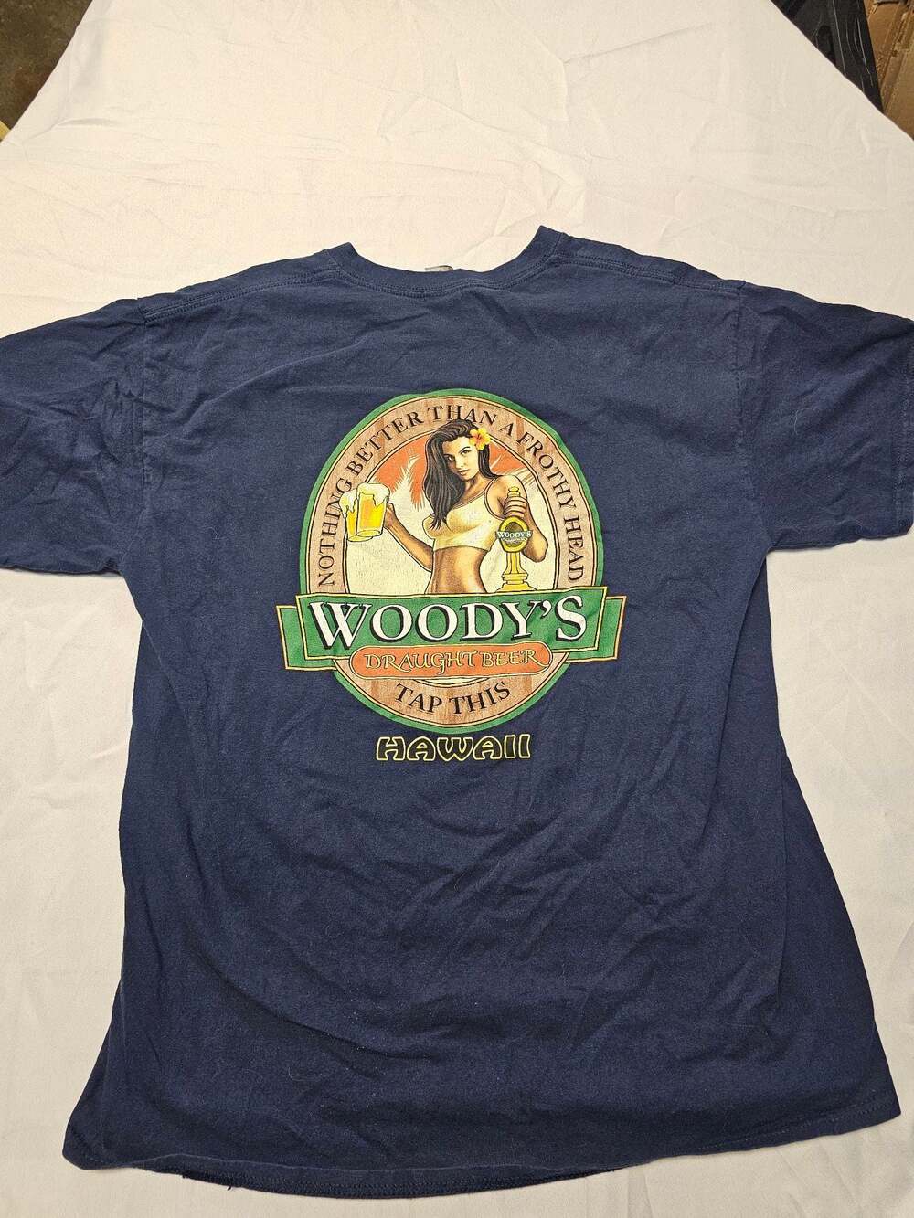 Woody's Draught Beer Hawaii Tap This men's large T-Shirt
